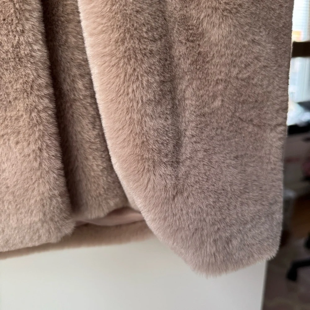 🧋NWOT Z SUPPLY COZY SUPER SOFT BEIGE NEUTRAL JEWEL FAUX FUR COAT - Picture 12 of 12